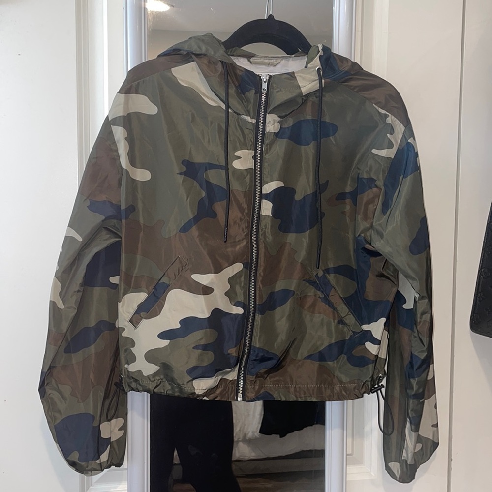 Like new cropped camo lightweight jacket